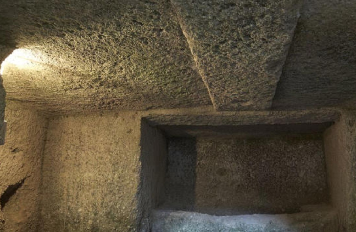Cámara funeraria etrusca sellada descubierta por arqueólogos en San Giuliano con esqueletos y más de 100 ajuares funerarios intactos del siglo VII a.C. por los arqueólogos