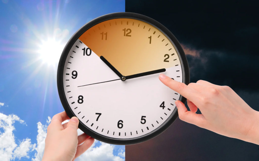 Cambio de hora en Canarias en 2026: un reloj marcando el ajuste horario con el Atlántico de fondo y referencia a la hora menos respecto a la Península.