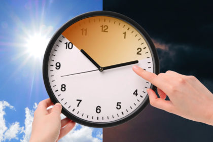 Cambio de hora en Canarias en 2026: un reloj marcando el ajuste horario con el Atlántico de fondo y referencia a la hora menos respecto a la Península.