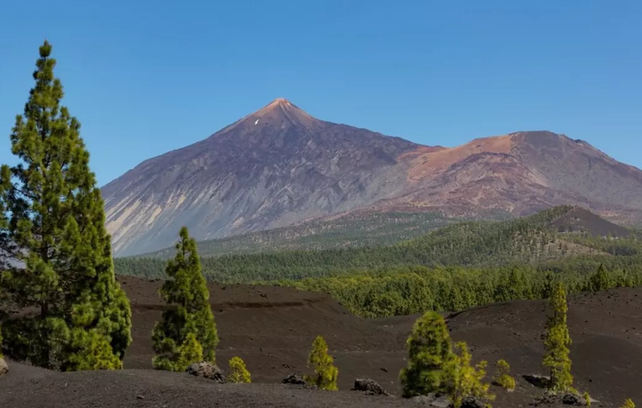 Vista aérea del Teide en Tenerife y su flanco noroeste en Canarias, zona identificada como de mayor probabilidad eruptiva según el plan insular PAIV