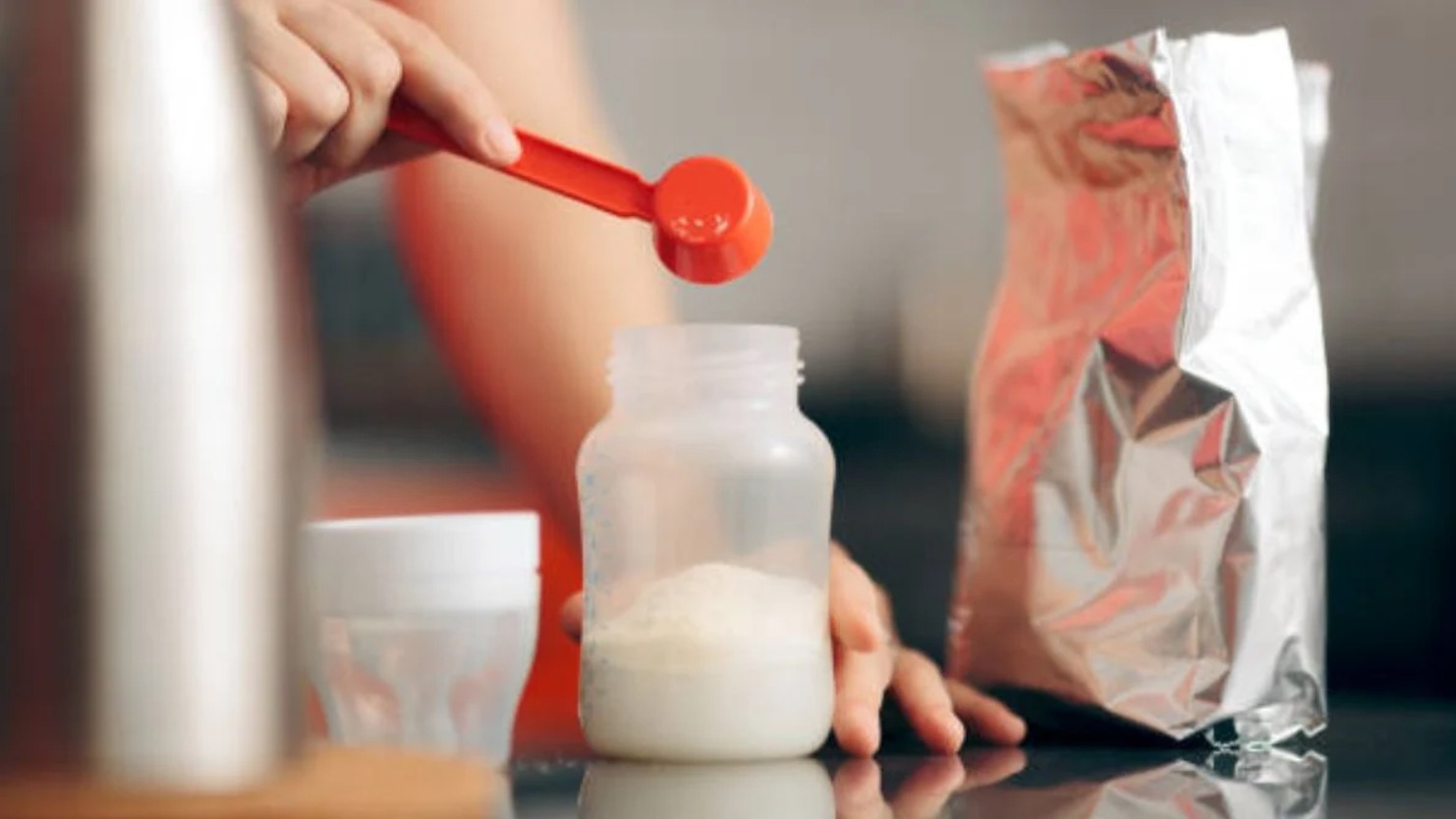 Alerta por cereulida en leche de fórmula infantil tras detectar posibles casos de intoxicación en bebés y retirada preventiva de productos en España y Europa.