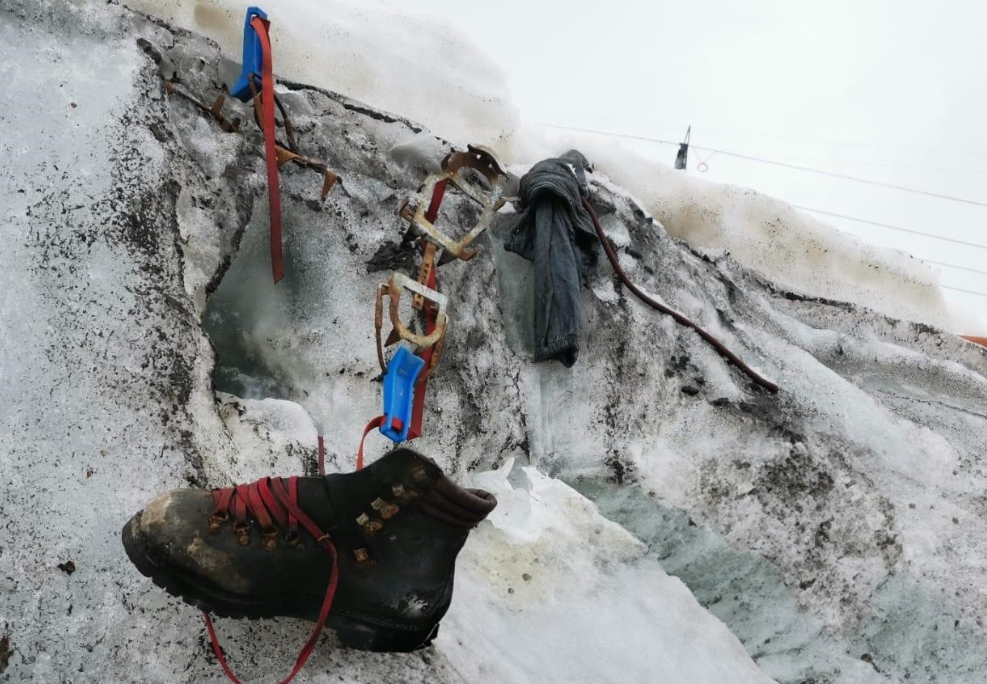 Paisaje helado de la Antártida donde el cuerpo del Científico británico Dennis Bell permaneció atrapado durante 66 años bajo el hielo glaciar antes de ser recuperado.