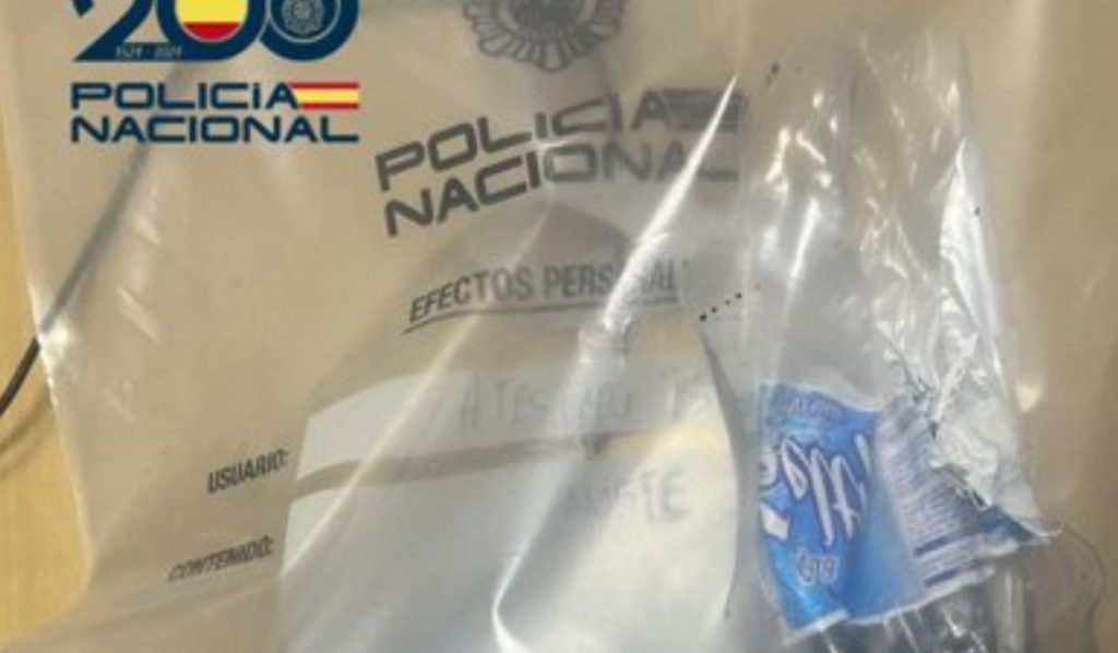 Dispositivo policial en Gran Canaria durante el Carnaval tras la detención de un joven por lanzar artefactos explosivos desde un edificio cercano a Santa Catalina.