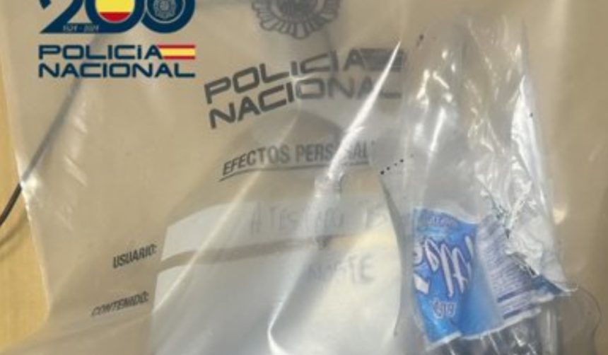 Dispositivo policial en Gran Canaria durante el Carnaval tras la detención de un joven por lanzar artefactos explosivos desde un edificio cercano a Santa Catalina.