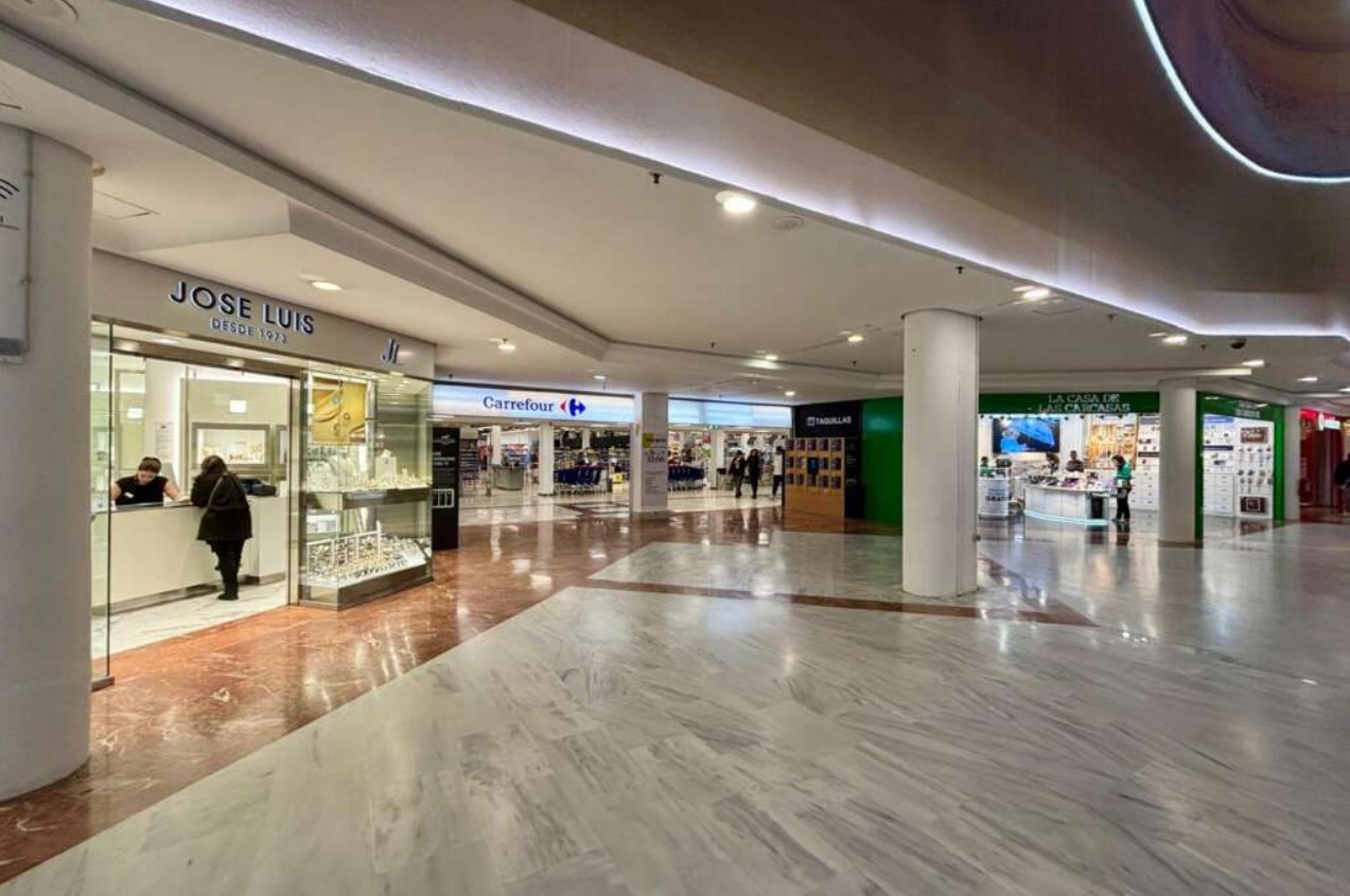 Centro Comercial San Fernando en Gran Canaria con referencia a la presunta estafa de la agencia Aray Tours que dejó a más de 30 personas sin viaje a La Palma
