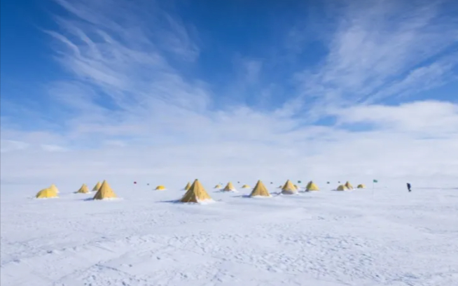 Equipo internacional trabajó e investigadores en un campamento remoto de la Antártida occidental y logró recuperar un valioso registro climático oculto bajo el hielo. Foto: Ana Tovey / SWAIS2C