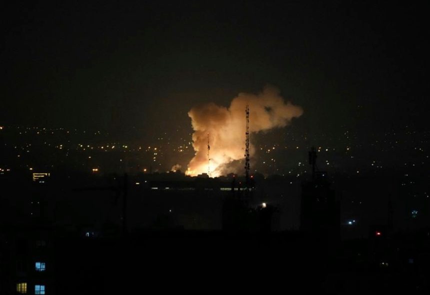 Explosiones y humo sobre el centro de Teherán tras ataques atribuidos a Israel en medio de la escalada regional.
