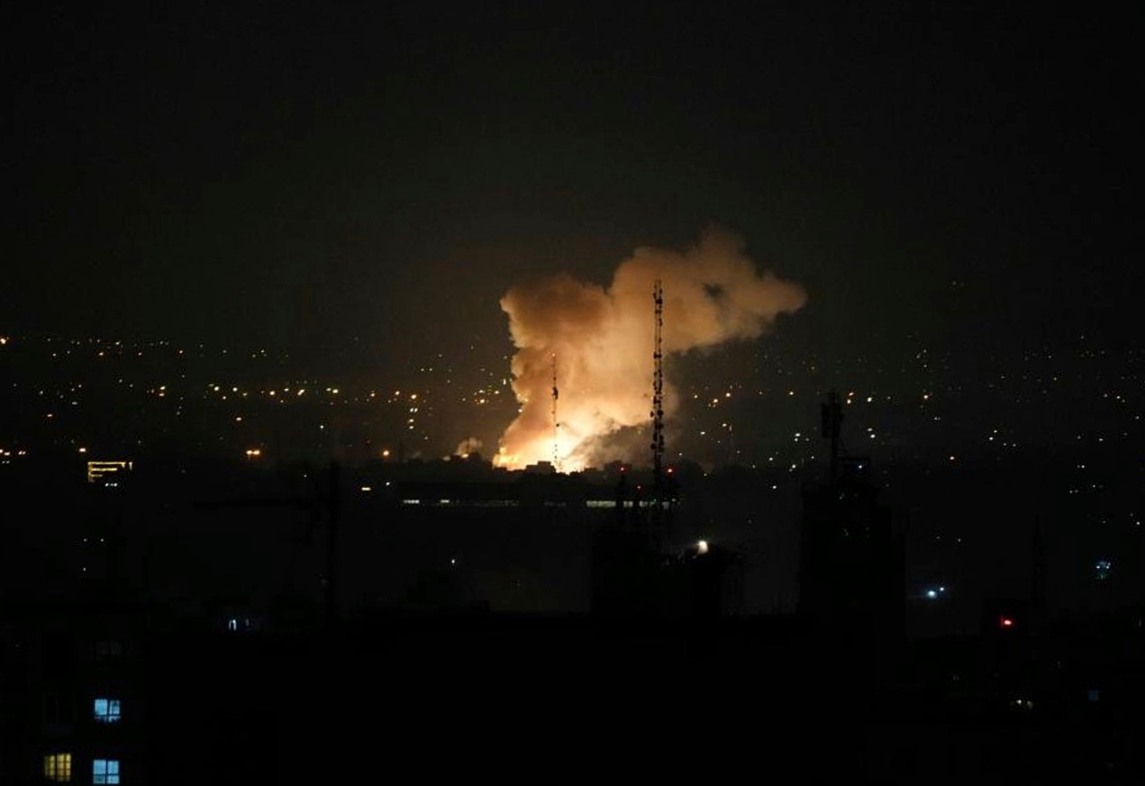 Explosiones y humo sobre el centro de Teherán tras ataques atribuidos a Israel en medio de la escalada regional.