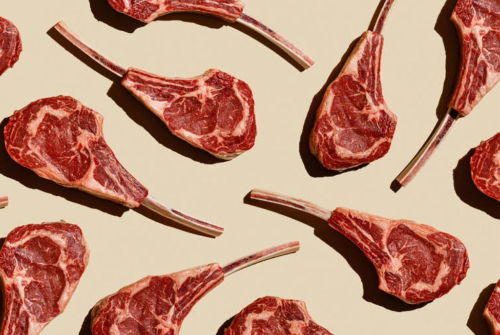 Estantería de supermercado con yogures, snacks y bebidas etiquetadas como “high protein” que ilustran la tendencia de proteína en exceso en la alimentación actual para la salud