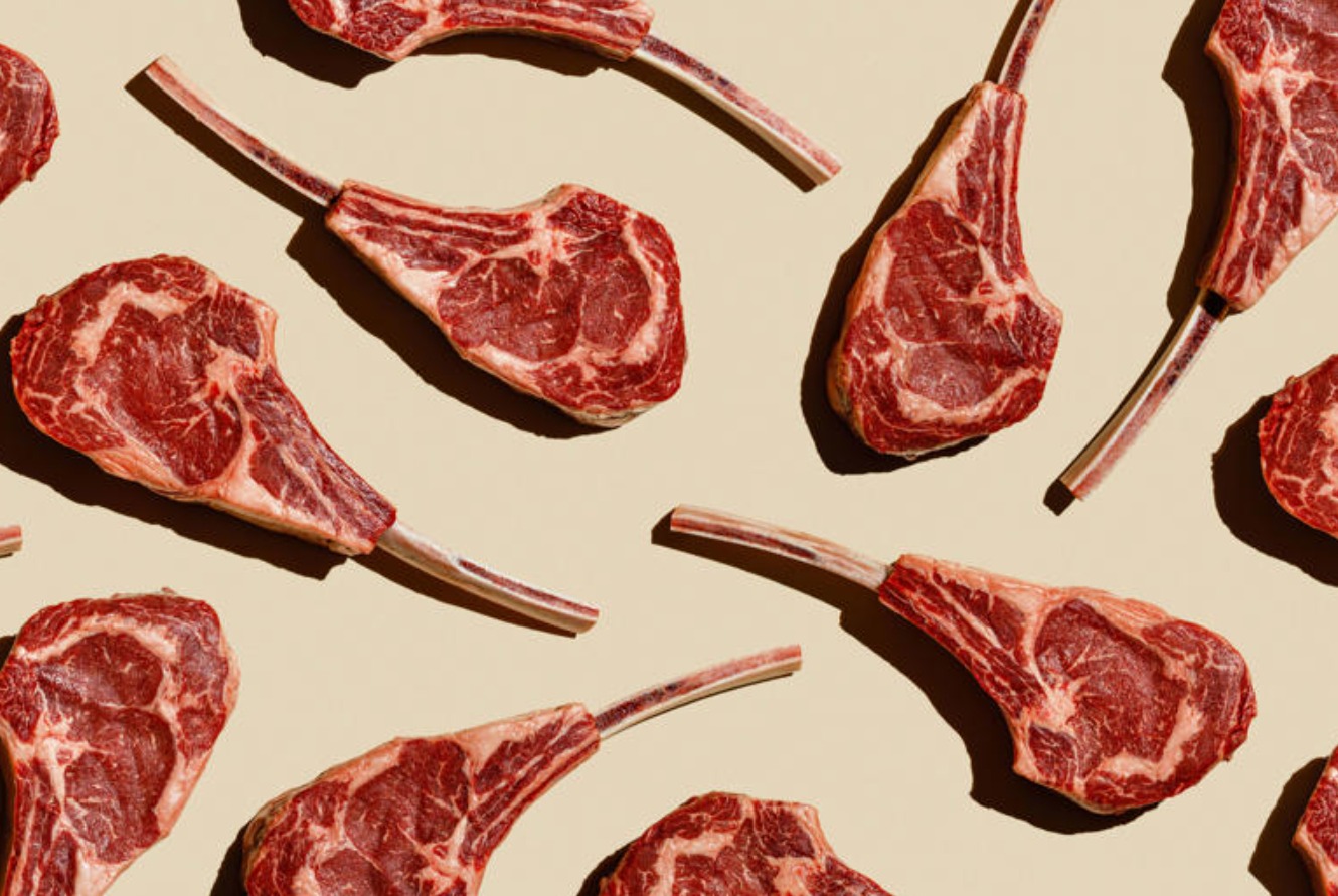 Estantería de supermercado con yogures, snacks y bebidas etiquetadas como “high protein” que ilustran la tendencia de proteína en exceso en la alimentación actual para la salud