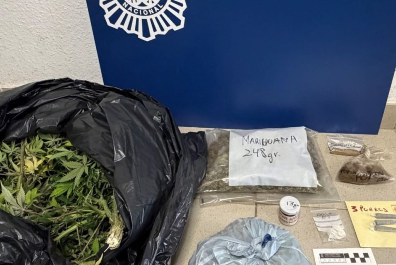 Agentes de la Policía Nacional en Puerto de la Cruz tras la intervención en una asociación cannábica con incautación de marihuana y otras sustancias