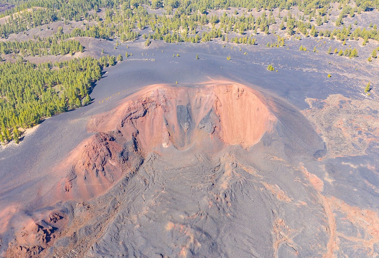 Imagen del Teide en Tenerife con actividad sísmica monitorizada y reunión institucional del Cabildo anunciando simulacros de riesgo volcánico