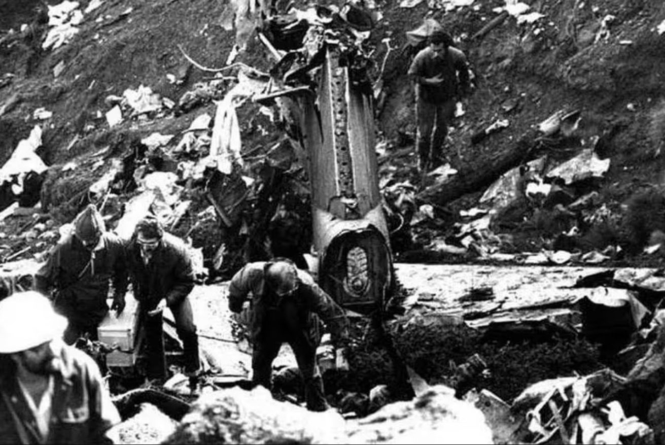 Restos del accidente aéreo en Tenerife en la zona montañosa de La Esperanza tras el impacto del vuelo 1008 de Dan-Air en condiciones de baja visibilidad