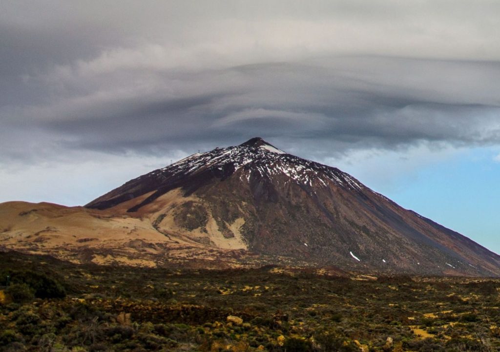 Vista del Teide y mapa de sismicidad en Tenerife y Gran Canaria por terremotos recientes analizados por INVOLCAN y el Pevolca en Canarias