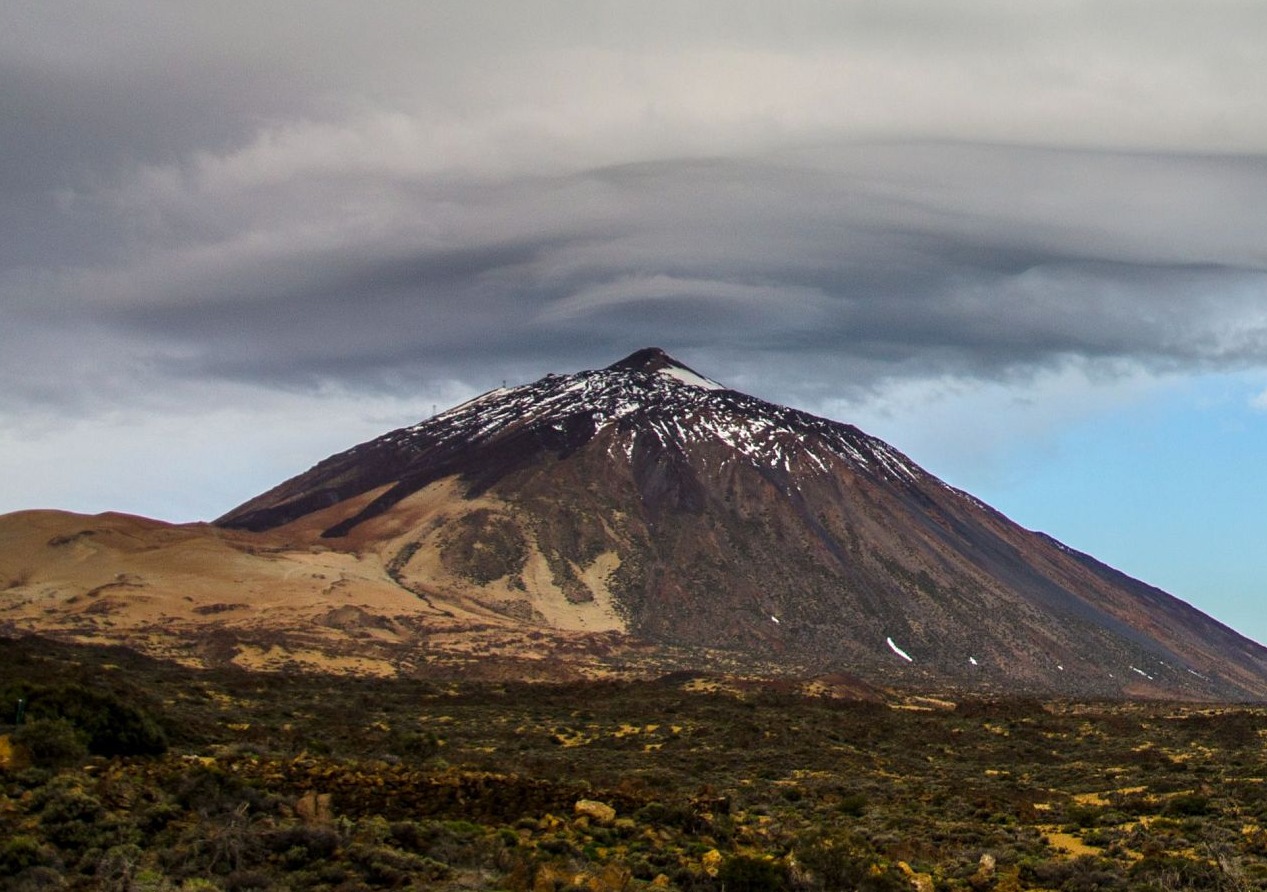 Vista del Teide y mapa de sismicidad en Tenerife y Gran Canaria por terremotos recientes analizados por INVOLCAN y el Pevolca en Canarias
