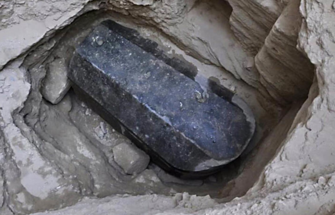 Gran sarcófago de granito negro descubierto en Alejandría por arqueólogos egipcios durante excavaciones arqueológicas en la ciudad histórica