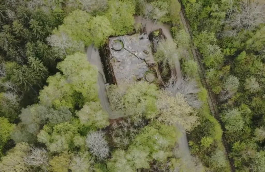 Ruinas de la Guarida del Lobo en Polonia donde arqueólogos descubrieron esqueletos enterrados bajo una villa vinculada al líder nazi Hermann Göring durante investigaciones históricas