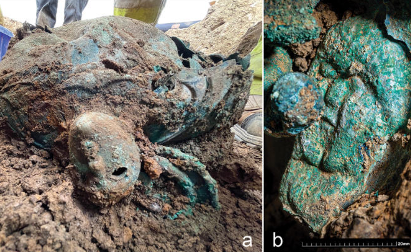 Tesoro arqueológico con objetos metálicos quemados hallado por arqueólogos en Inglaterra de la Edad del Hierro