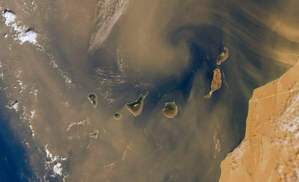 Calima en Canarias con cielo cubierto de polvo sahariano reduciendo la visibilidad en varias islas