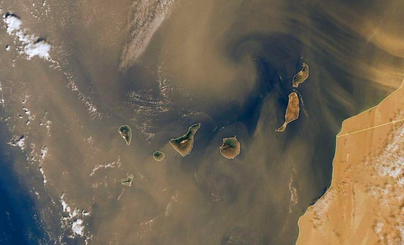 Calima en Canarias con cielo cubierto de polvo sahariano reduciendo la visibilidad en varias islas