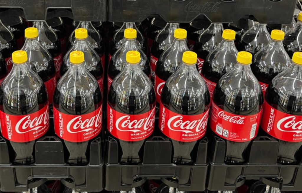 Botellas de Coca-Cola con tapones amarillos en supermercado durante la Pascua judía destacando la versión especial del refresco