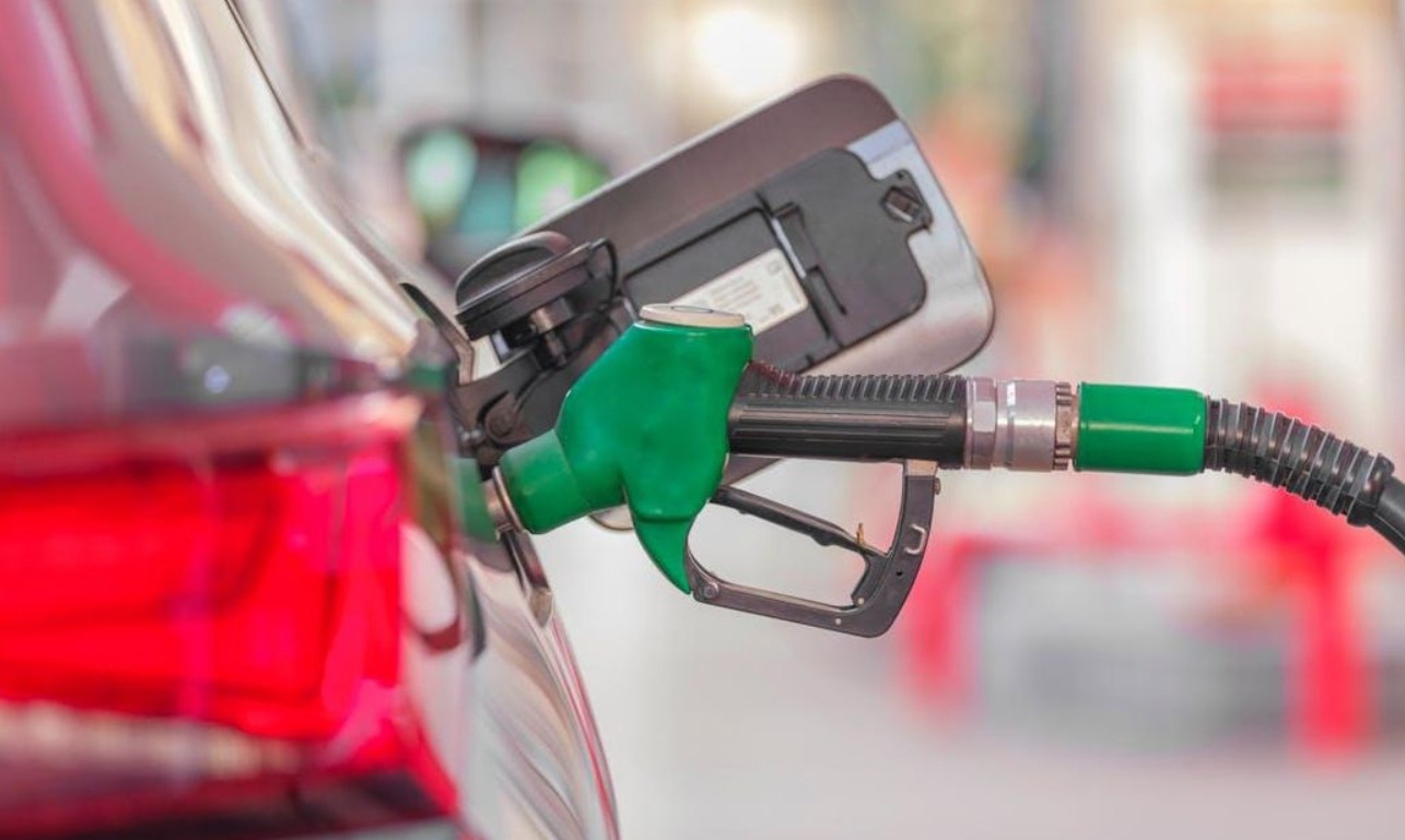 Estación de servicio en Canarias con panel de precios de gasolina mientras el Gobierno regional investiga el aumento de los combustibles tras el inicio de la guerra con Irán.
