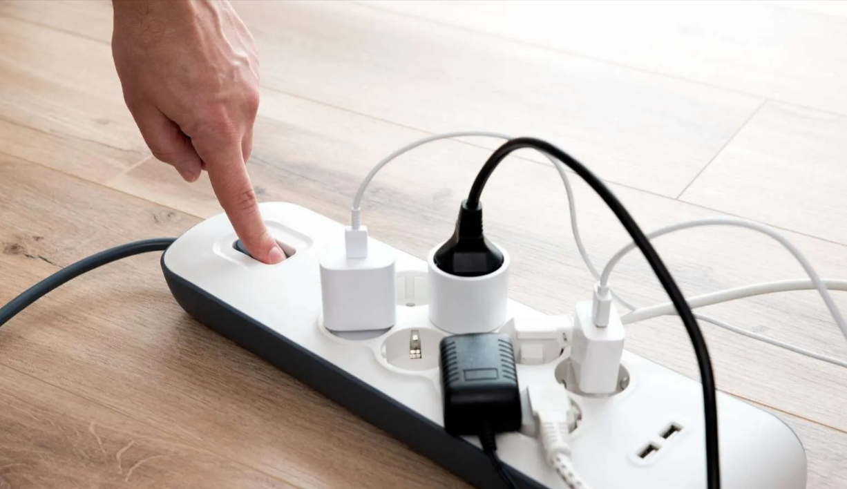 Enchufes modulares instalados en una pared de vivienda moderna en España con tomas USB y Schuko integradas, diseño discreto y sistema eléctrico sin obras ni cables visibles