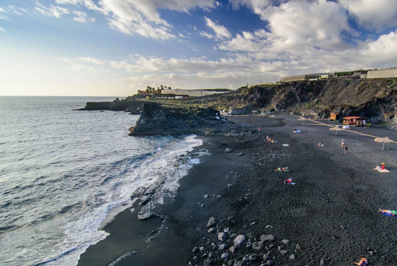 Cambio de color del mar en Canarias con tonalidad verdosa cerca de la costa debido a proliferación natural de microalgas en aguas superficiales