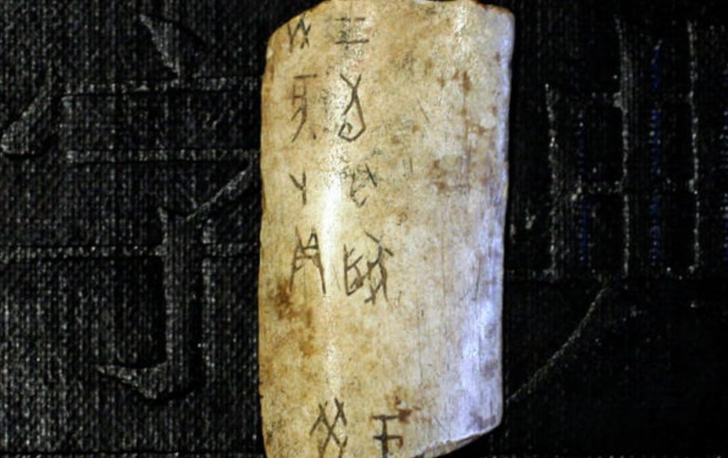 Huesos oraculares de la dinastía Shang con inscripciones de hace tres milenios analizados con inteligencia artificial para descubrir que los tifones provocaron el colapso de la civilización china de la Edad del Bronce - IA