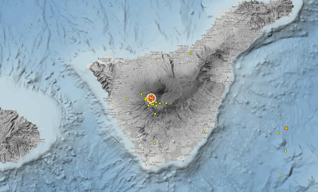 Vista del Teide en Canarias en Tenerife mientras los sistemas científicos monitorizan la actividad sísmica tras detectarse decenas de pequeños terremotos bajo Las Cañadas.