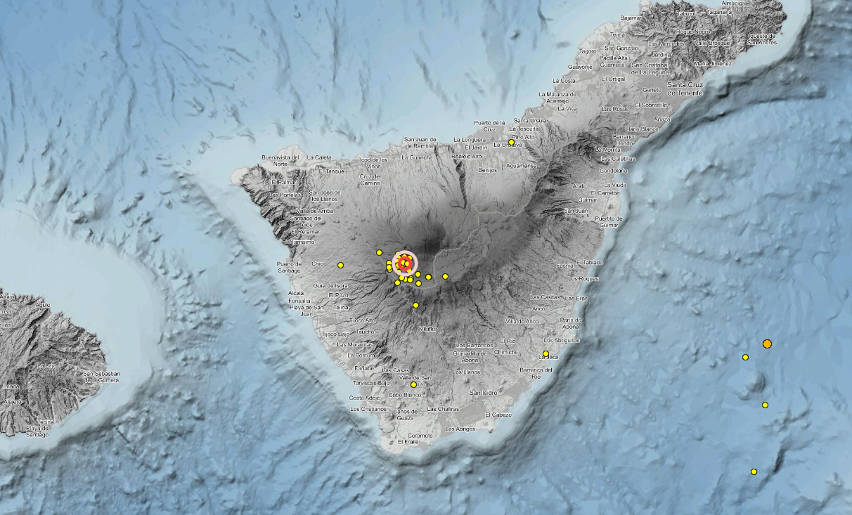 Vista del Teide en Canarias en Tenerife mientras los sistemas científicos monitorizan la actividad sísmica tras detectarse decenas de pequeños terremotos bajo Las Cañadas.