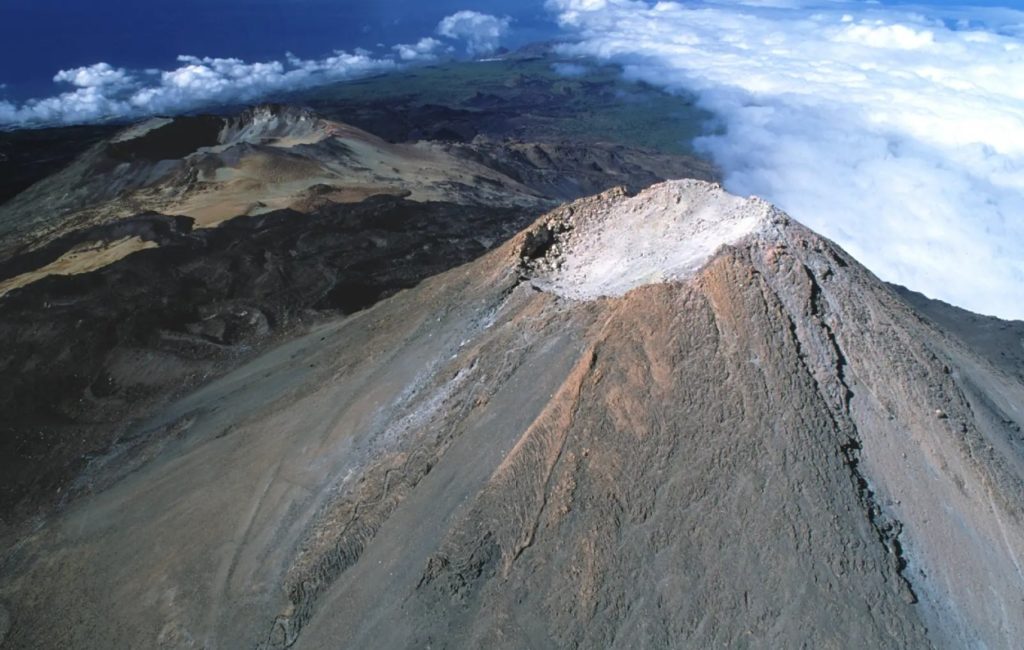 Vista del Teide con estaciones de vigilancia volcánica monitorizando la actividad sísmica en Tenerife - IGN