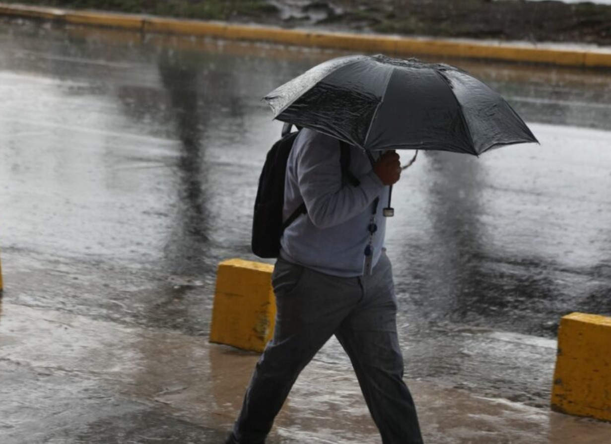 Incidencias de la borrasca Therese en Canarias con nieve en el Parque Nacional del Teide vuelos cancelados carreteras cortadas y un centenar de avisos registrados desde el miércoles