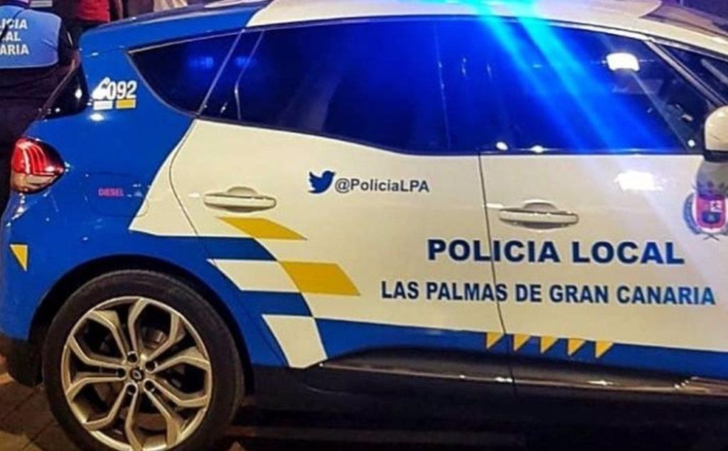 Agentes de policía intervienen en una calle de Las Palmas de Gran Canaria tras un incidente con arma blanca.