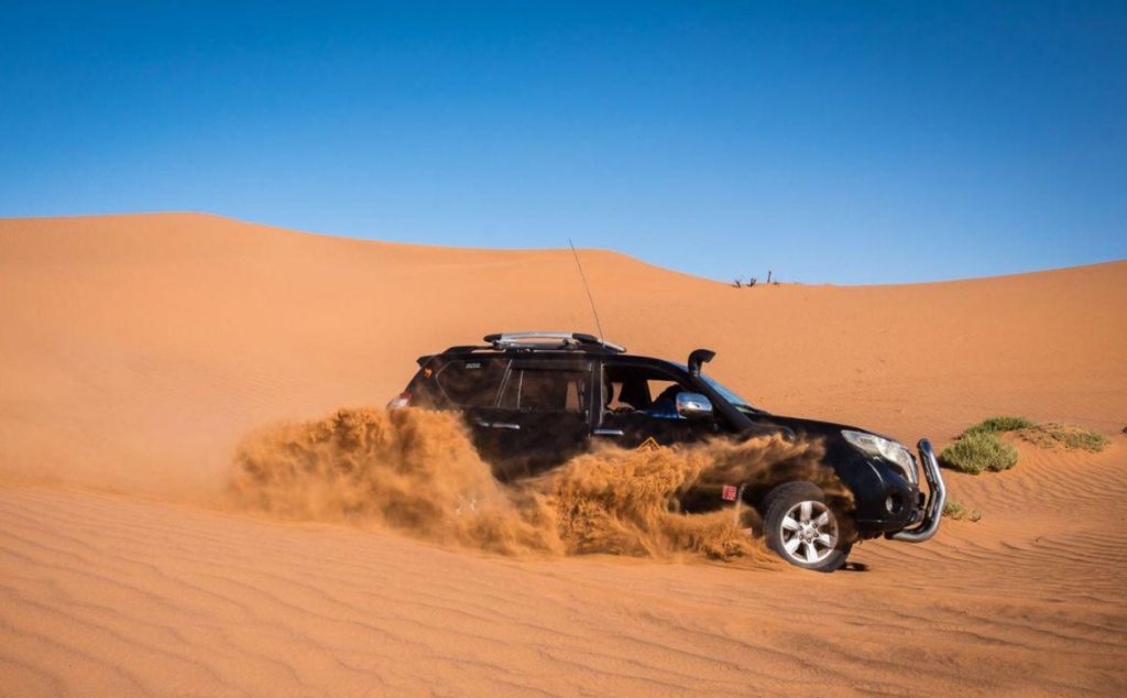 Turistas en Agadir Marruecos disfrutando de la ciudad con coche de alquiler y servicios turísticos en español adaptados al viajero europeo