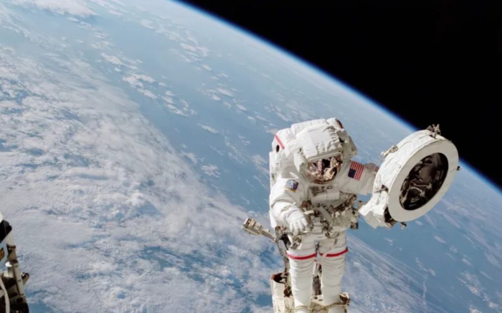 Astronauta en la Estación Espacial Internacional durante una misión tras incidente médico investigado por la NASA