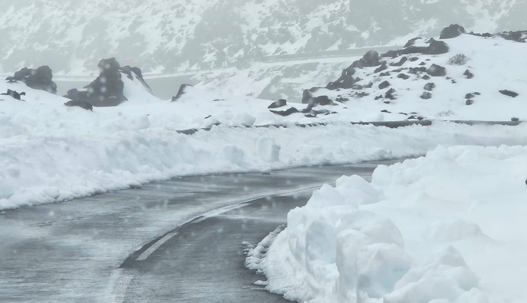 Nieve en el Teide cubriendo el Parque Nacional con un manto blanco por la borrasca Therese con accesos cerrados por hielo y rachas de viento de hasta 120 km/h en Tenerife
