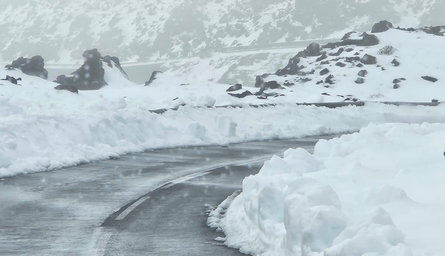 Nieve en el Teide cubriendo el Parque Nacional con un manto blanco por la borrasca Therese con accesos cerrados por hielo y rachas de viento de hasta 120 km/h en Tenerife