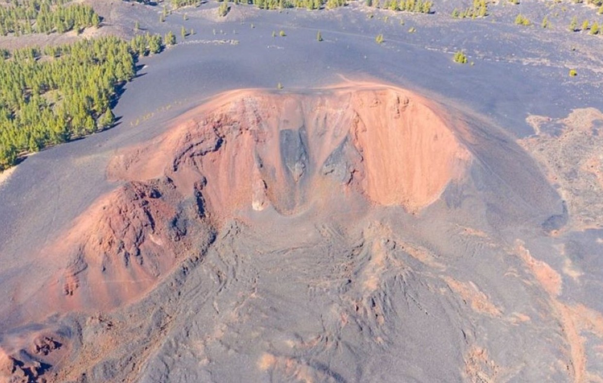 El Teide en Tenerife al fondo mientras el ayuntamiento prepara planes ante una posible erupción volcánica en El Teide