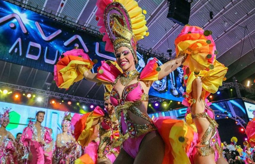 Carnaval de Tenerife en Santa Cruz con escenario del Recinto Ferial y miles de personas celebrando tras el cambio de fechas anunciado para 2027