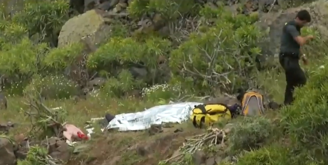 Dispositivo de emergencias en la carretera GM-2 de San Sebastián de La Gomera tras el accidente de una guagua turística que se precipitó por un barranco