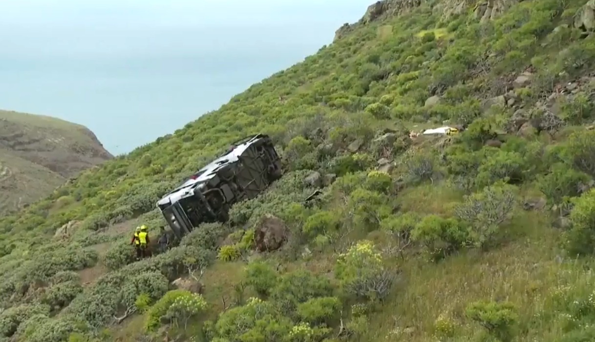 Dispositivo de emergencias en la carretera GM-2 de San Sebastián de La Gomera tras el accidente de una guagua turística que se precipitó por un barranco