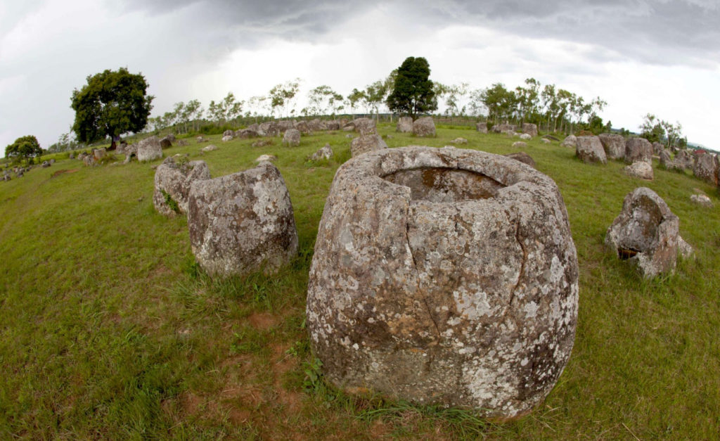 Imagen de la Llanura de las Jarras en Laos con enormes vasijas de piedra investigadas por científicos en uno de los mayores misterios arqueológicos