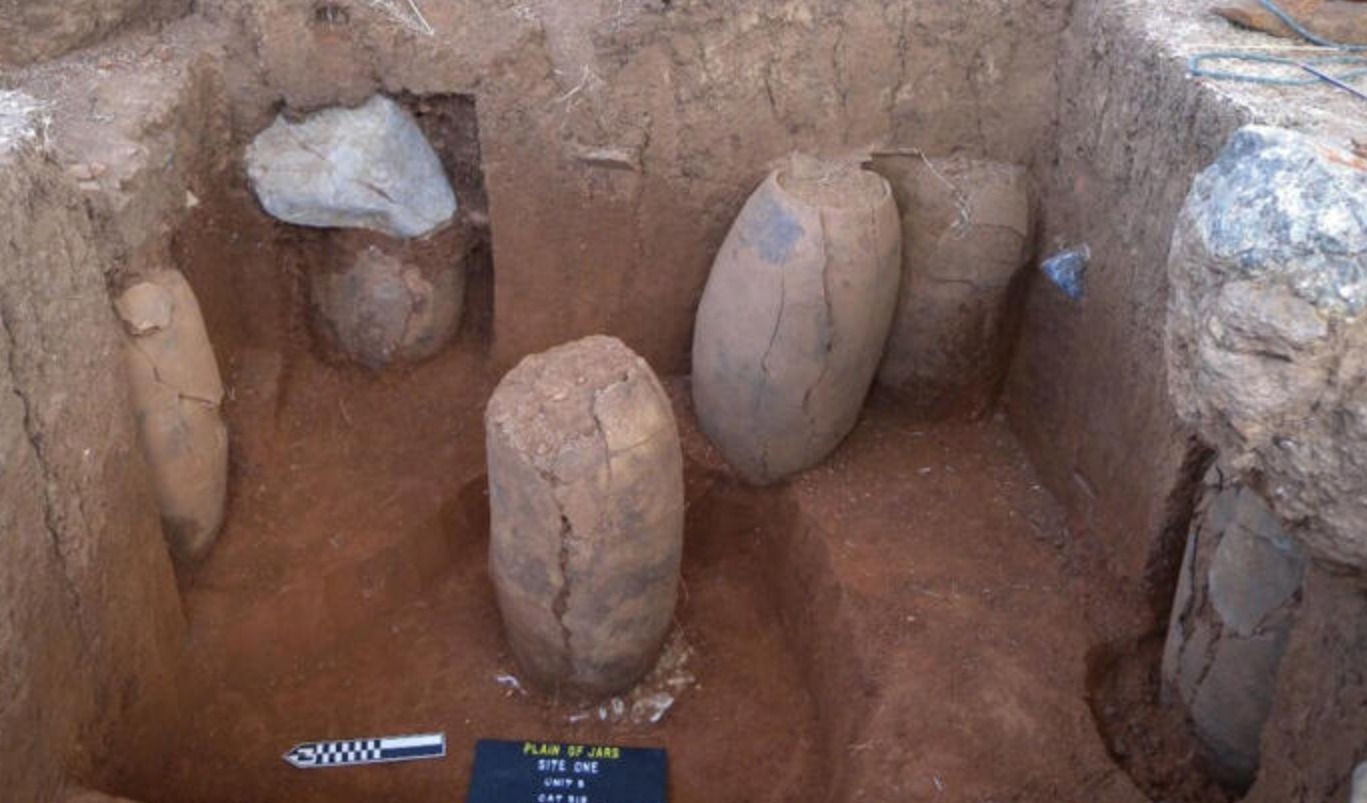 Imagen de la Llanura de las Jarras en Laos con grandes vasijas de piedra investigadas por científicos en uno de los mayores misterios arqueológicos del mundo