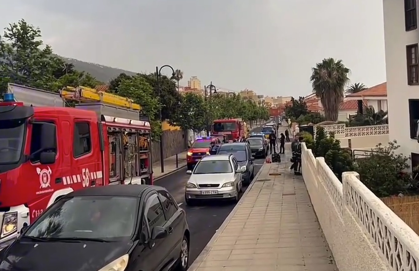 Edificio de tres plantas en la calle Los Bancales del barrio de El Toscal en Los Realejos Tenerife donde se ha producido el incendio que ha dejado una mujer fallecida y tres personas en estado crítico por inhalación de humo