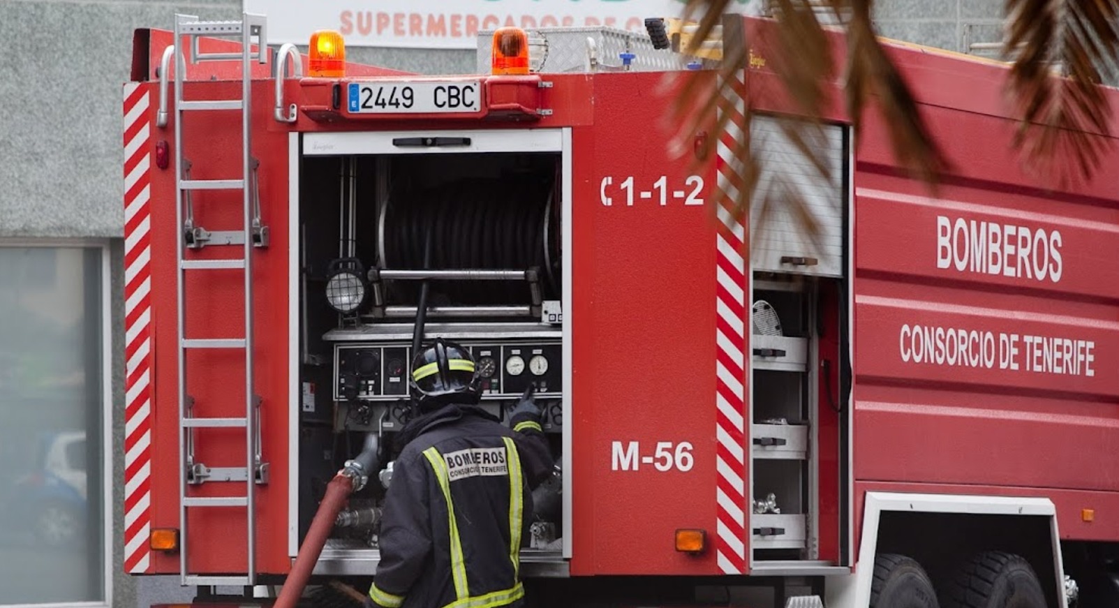 Edificio de la calle Ramón Pérez de Ayala en Santa Cruz de Tenerife donde se ha producido un incendio en una vivienda del segundo piso que ha dejado siete personas afectadas y ha obligado al desalojo de todo el inmueble