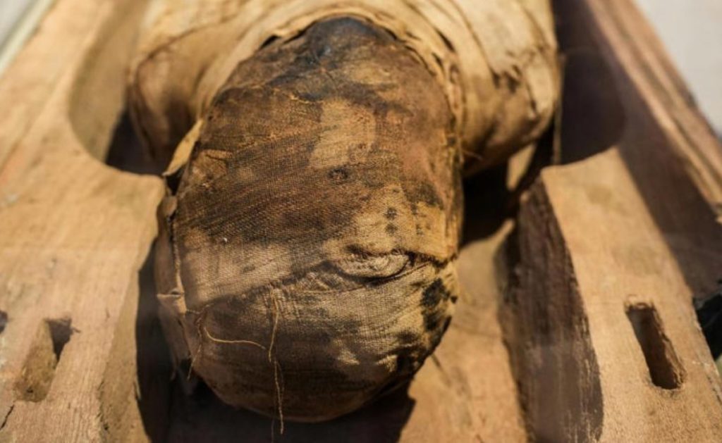Momias natural de 7.000 años hallada en el refugio rocoso de Takarkori, en el suroeste de Libia, durante las excavaciones arqueológicas
