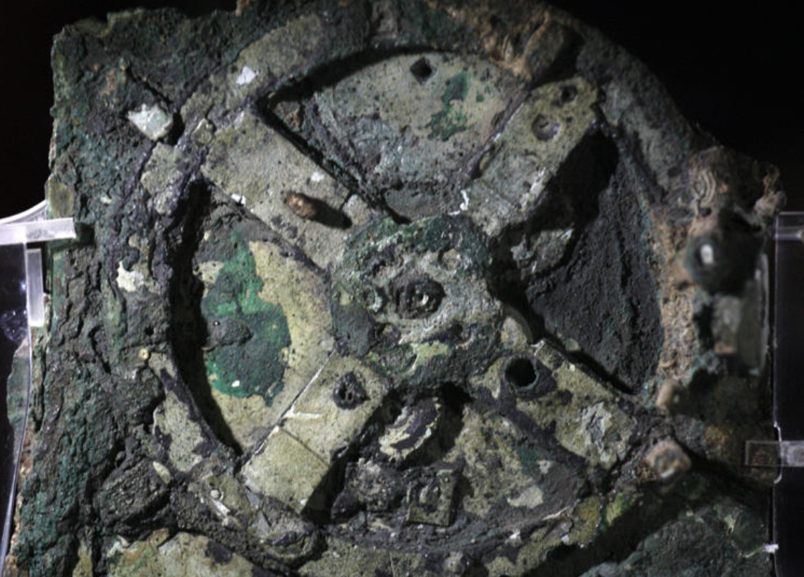 Mecanismo de Anticitera, 205 a. C. Encontrado en la colección del Museo Arqueológico Nacional de Atenas. Artista: Objeto histórico - Naufragios
