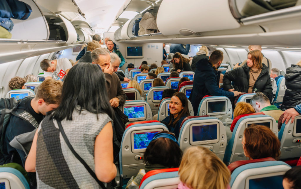 Cabina de un avión comercial donde el piloto se dirigió a los pasajeros tras realizar un aterrizaje de emergencia en Sevilla cuando el vuelo cubría la ruta entre Valencia y Tenerife en un gesto que se ha viralizado en redes sociales