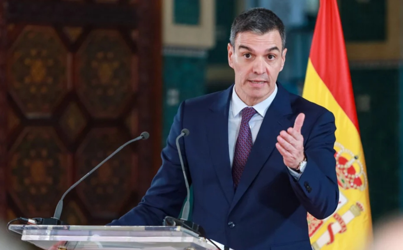 Botellas de plástico y latas de bebida que a partir de noviembre de 2026 tendrán un depósito de al menos 10 céntimos que los consumidores podrán recuperar al devolverlas en tiendas o máquinas en España